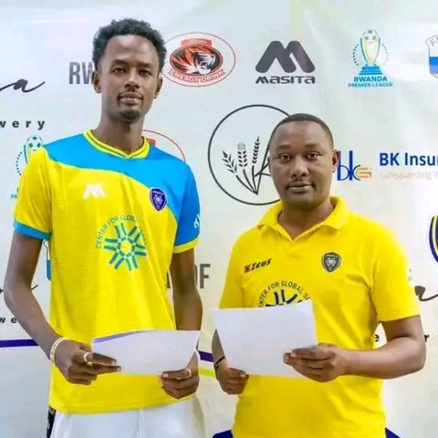 Rutahizamu w’Umurundi Nibibona Eddy yasinyiye Amagaju FC amasezerano y’imyaka ibiri.