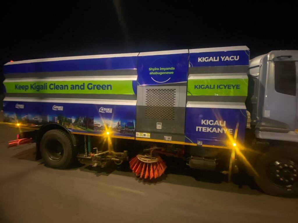 Imodoka nshya yo gusukura imihanda yageze mu Mujyi wa Kigali ikoranabuhanga rishya mu kwimakaza isuku