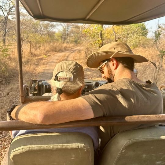 Umukecuru yajyanye n’umuhungu we muri honeymoon