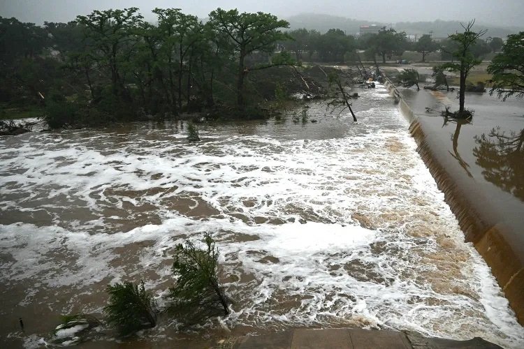 Imyuzure yibasiye Texas: Abantu barenga 51 barapfuye, abandi benshi baracyaburirwa irengero