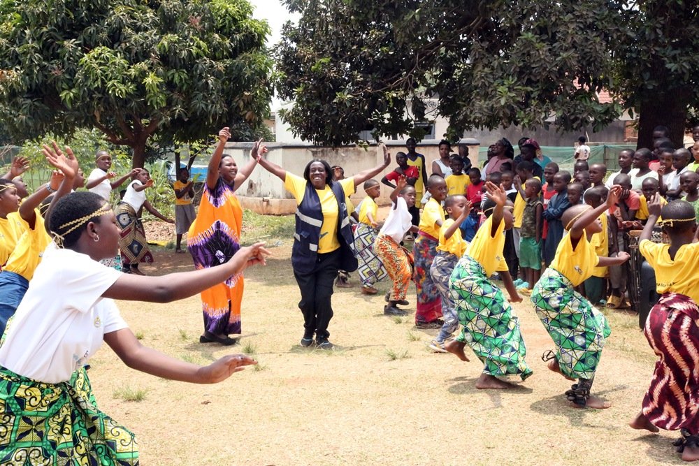 Umwana wishyimye mu muryango utekanye, intego za Hello Kids Ihumure Club