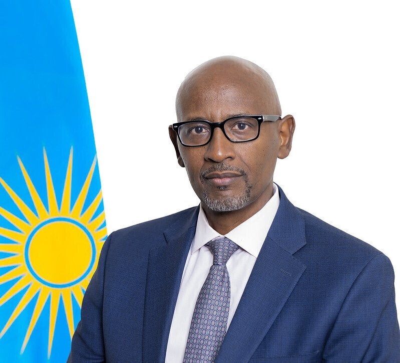 Minisitiri w’Uburezi yamaze impungege ababeshywe ko Leta izongera amafaranga y’ishuri