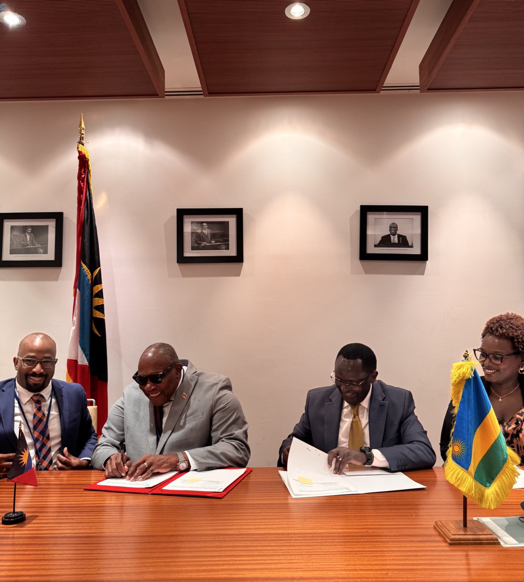 U Rwanda na Antigua na Barbuda byemeranyije gukuriraho Viza abaturage babyo