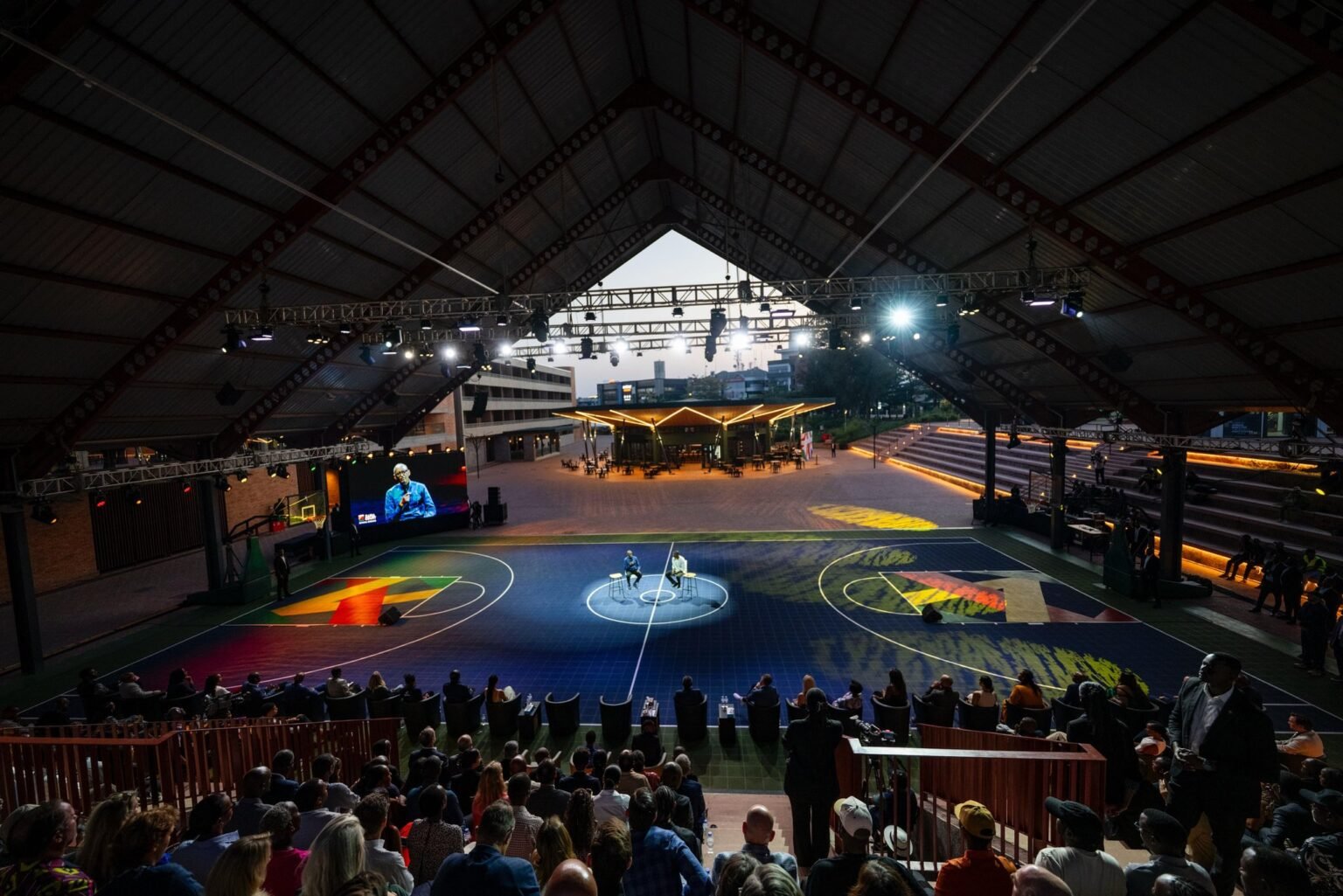 Perezida Kagame na Masai Ujiri baganiriye ku kamaro k’imikino mu guteza imbere urubyiruko ubwo batangizaga Zaria Court i Kigali