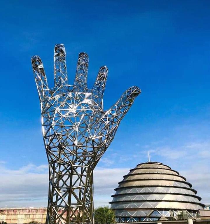 Burya igishushanyo cy’ikiganza cyiba imbere ya KCC n’ikimenyetso cy’ubufatanye mpuzamahanga mu kurwanya ruswa