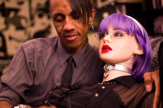 Yahisemo gushaka igipupe aho gukundana n’umuntu