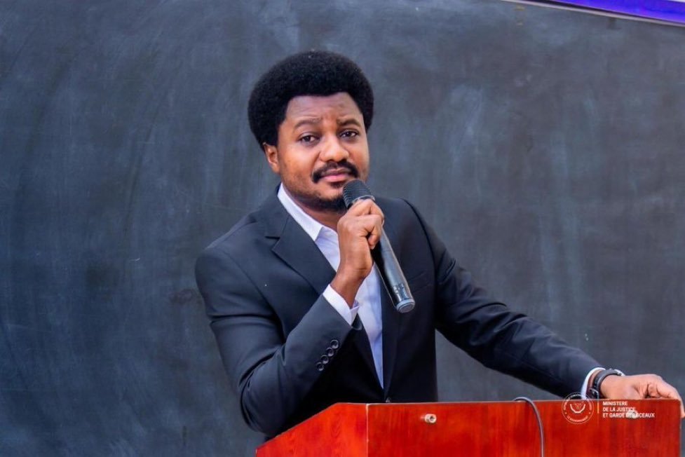 Minisitiri Constant Mutamba ari mu mazi abira asabwa kwegura