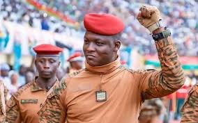 Perezida Ibrahim Traoré yafashe umwanzuro watunguye benshi muri Burukina Faso ndetse no hanze