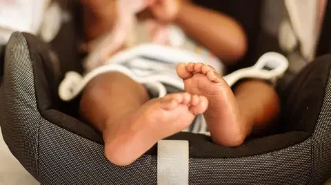 Umugore yinjije umwana mu Bwongereza akoresheje inkuru y’ikinyoma ku ivuka