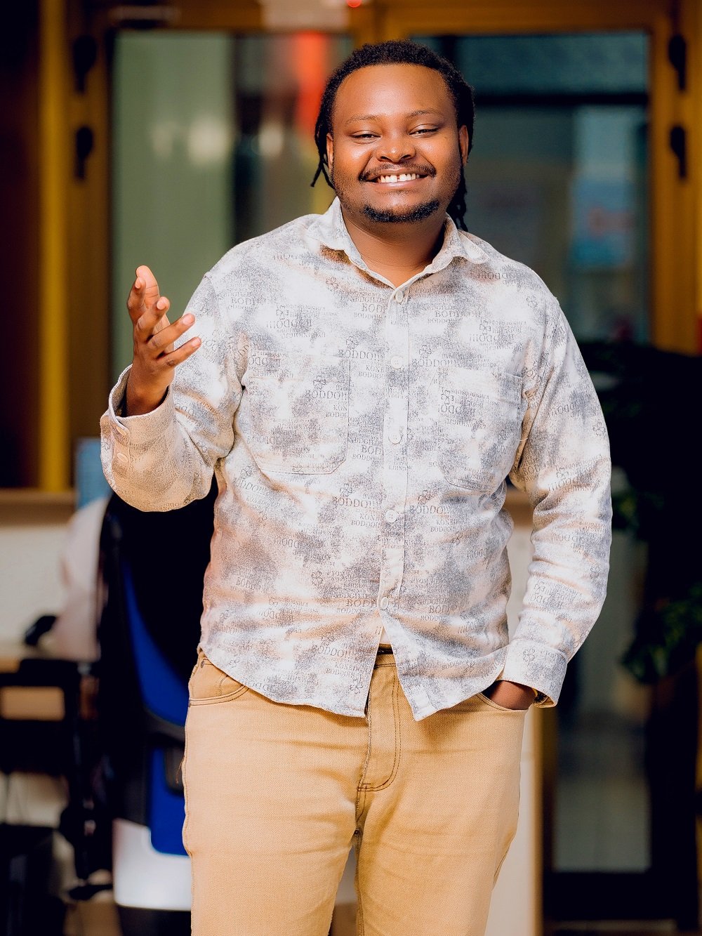 Rusine yashimiye Nkusi Arthur wamubereye urufunguzo rw’intangiriro kuri Comedy n’itangazamakuru
