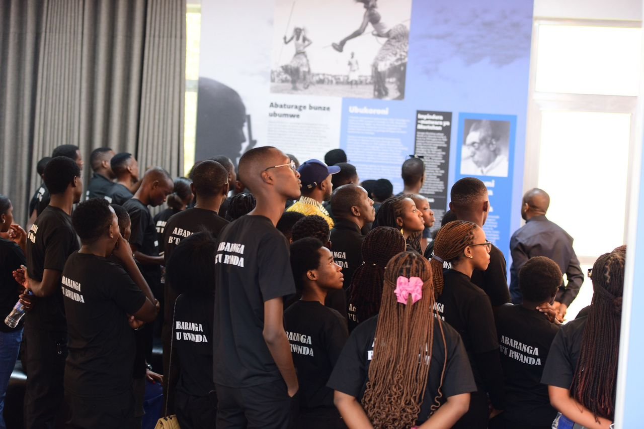 Urugendo nyigamateka: abatorejwe mu itorero rikuru ry'igihugu INDANGAMIRWA ibyiciro bitandukanye bahuriye Ku rwibutso rwa jenoside yakorewe abatutsi rwa Ntarama murugendo rwo kwiga amateka.