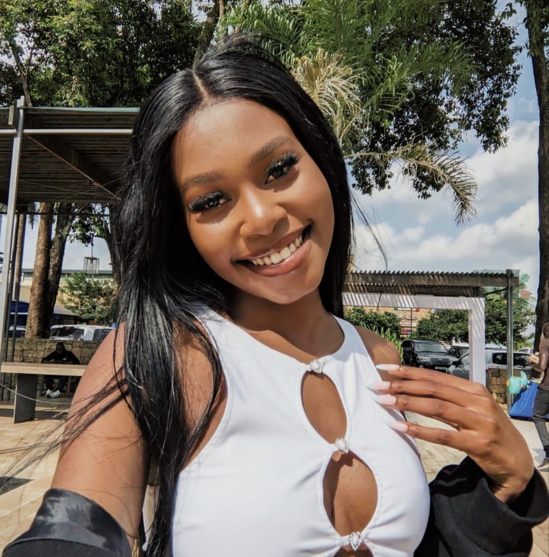 INZIRA Y’UMUSARABA UMUHANZIKAZI ALYN SANO YANYUZEMO MURUGENDO RWO GUKORA INDIRIMBO SAY LESS.